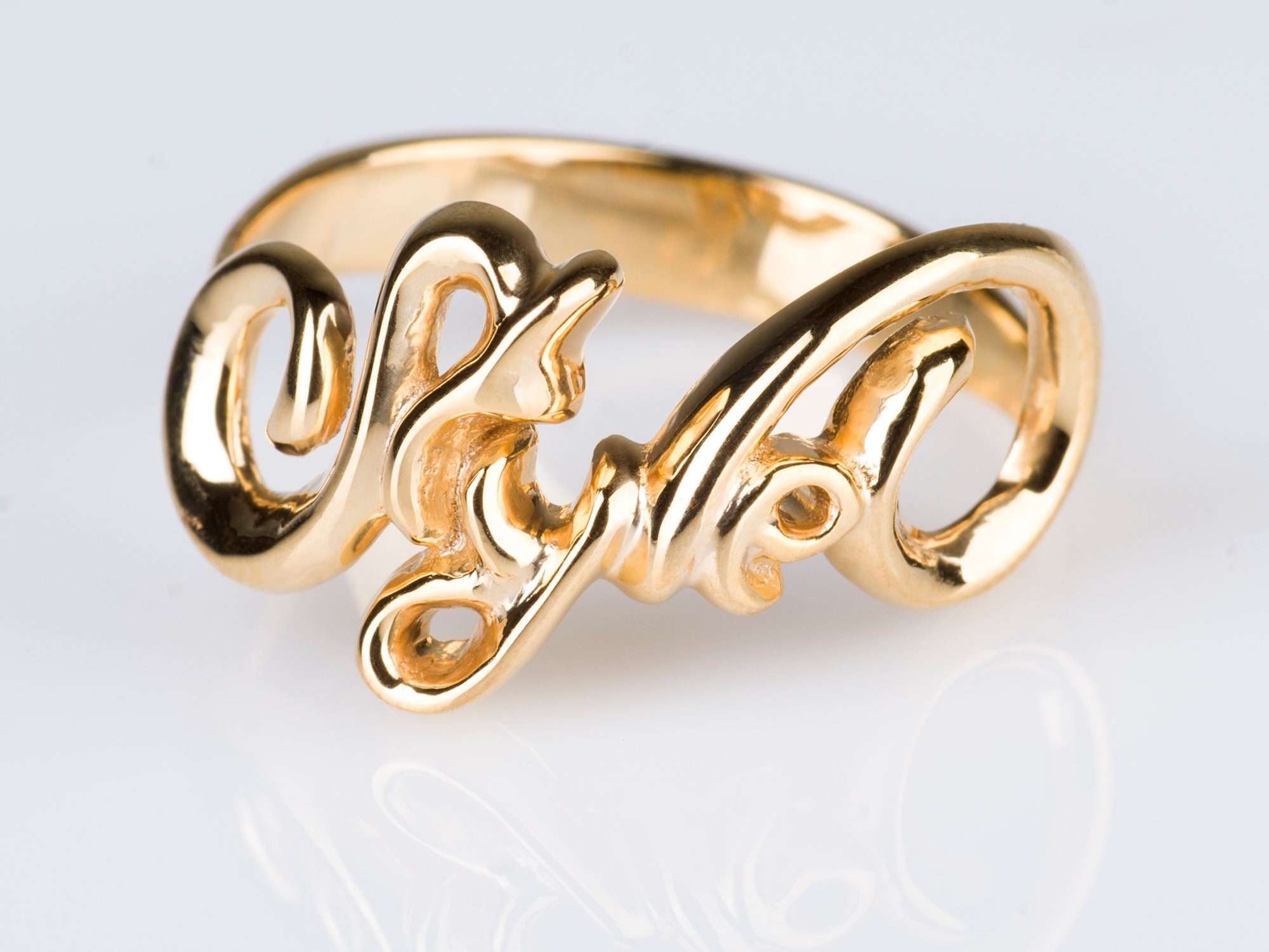 массивное кольцо буква к. кольца с латинскими надписями. Word ring. кольцо любовь на арабском. кольцо с именем.