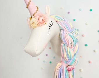 Decoración de pared con cabeza de unicornio de fieltro: Adorno colgante para habitación infantil con pelo arcoíris