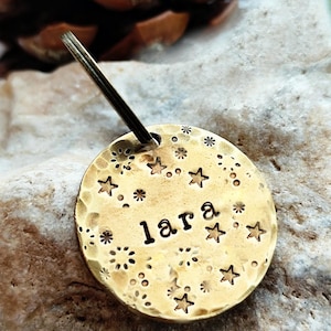 Große personalisierte runde ID-Tag aus goldenem Messing mit Sternen himmlischen Details und Schriftzug in Typewriter Font 32 mm - Sondergrößen erhältlich