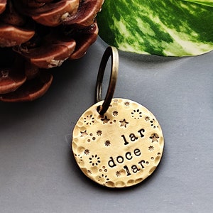 Chaveiro grande personalizado com estrelas e texto, etiqueta dourada personalizada de latão perfurado à mão, ideia de presente para a primeira casa, presente para marido, presente para esposa, 32 mm