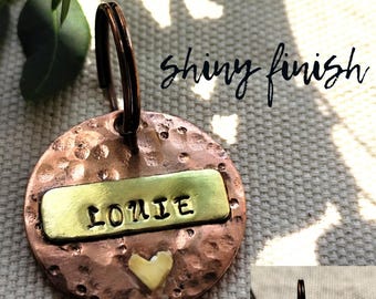Huisdier-ID van koper en messing met hartdetail in rustieke of glanzende afwerking, dik groot hondenpenning, premium aangepaste dieren-ID, sleutelhanger met gehamerde textuur