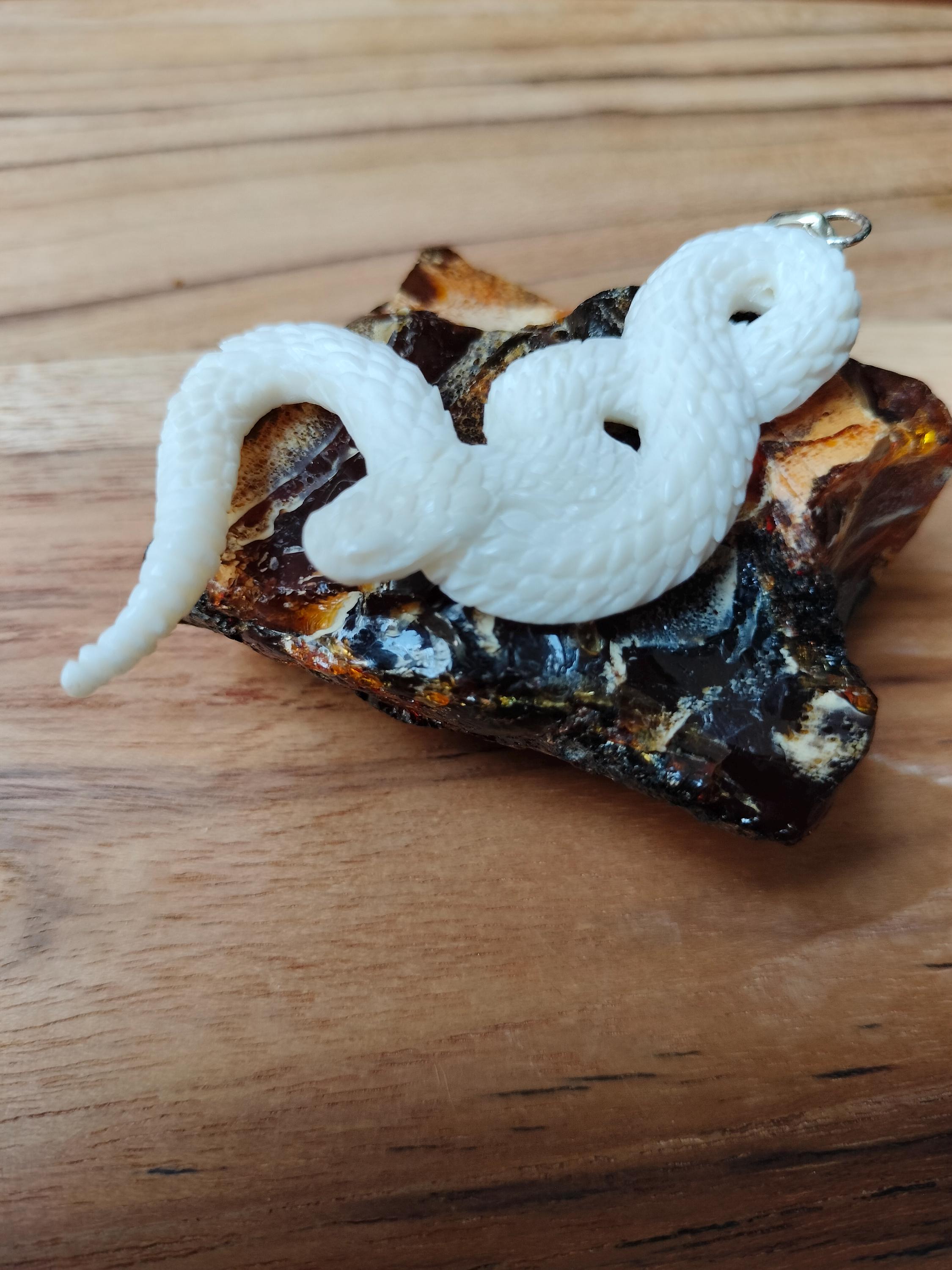 上品コーデはコレで安心！ Carved Hand Snake Etsy - SN1219-3 Carving Snake Pendant, Bone アクセサリー