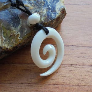 Collier en os en spirale Maori Koru, Pendentif en os, bijoux de sculpture en os Bali M10 image 2