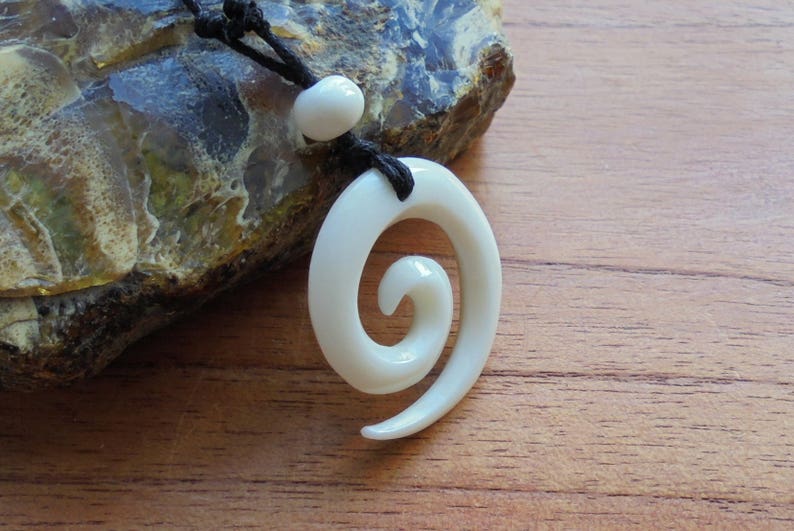 Collier en os en spirale Maori Koru, Pendentif en os, bijoux de sculpture en os Bali M10 image 2