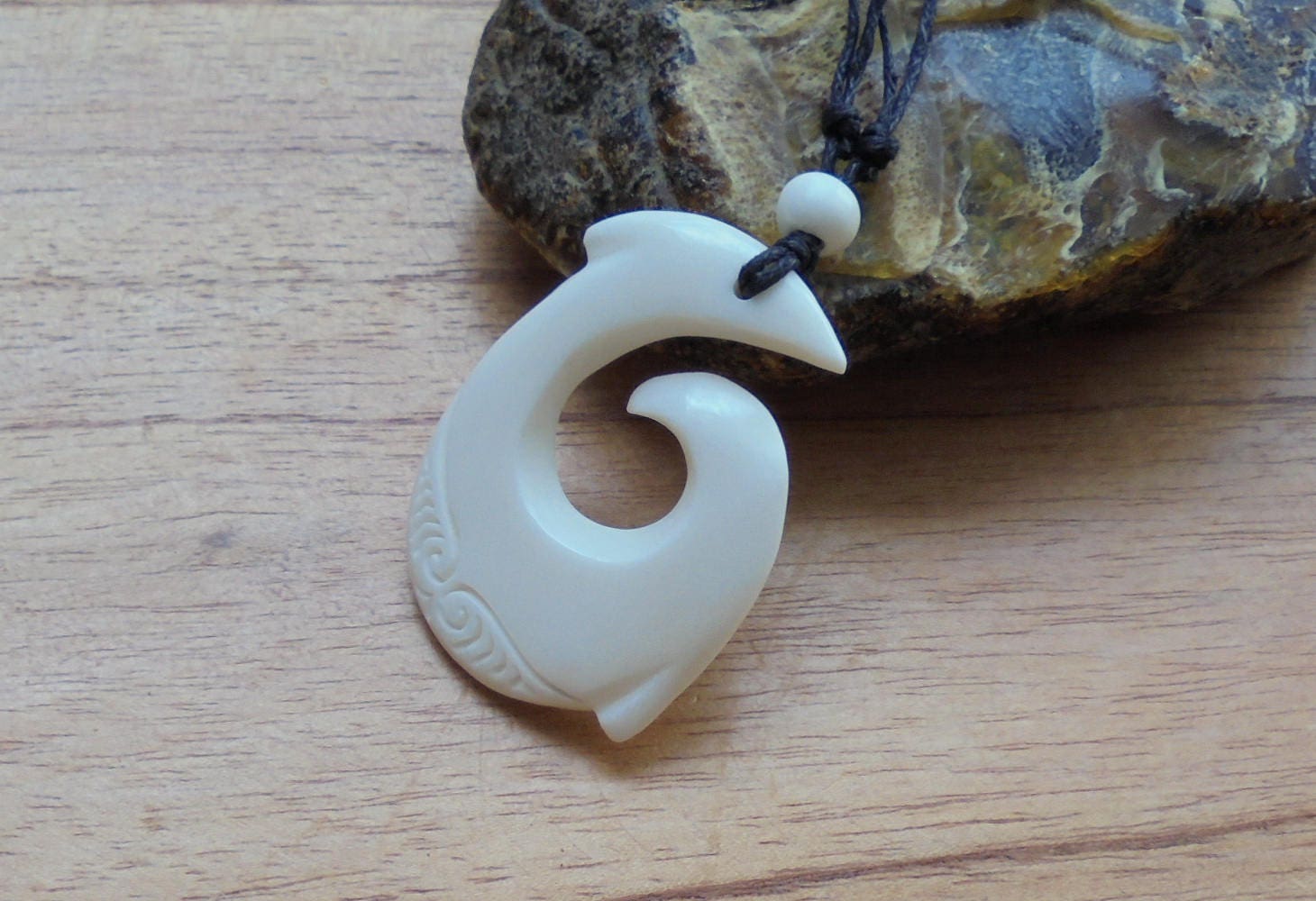 81stgeneration Collana con Ciondolo Hei Matau in Osso e Legno Intagliato a Mano | Collana con Amo da Pesca | Collane Fatte a Mano in Stile Maori per Le Donne | Collana