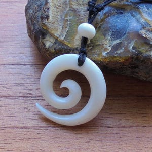 Collier en os en spirale Maori Koru, Pendentif en os, bijoux de sculpture en os Bali M10 image 3