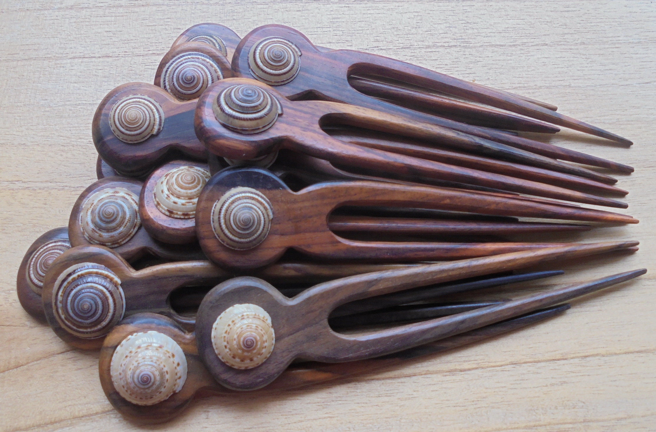 Horquilla de madera de dos puntas con incrustaciones de concha marina, HS 601