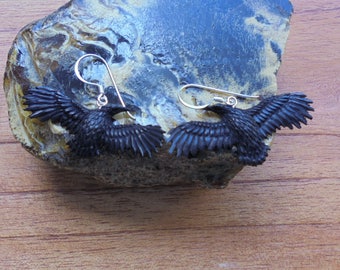 Pendientes de cuervo tallados a mano, cuervo negro, joyería de cuerno de búfalo E14