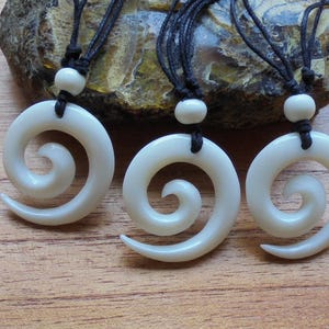 Collier en os en spirale Maori Koru, Pendentif en os, bijoux de sculpture en os Bali M10 image 5