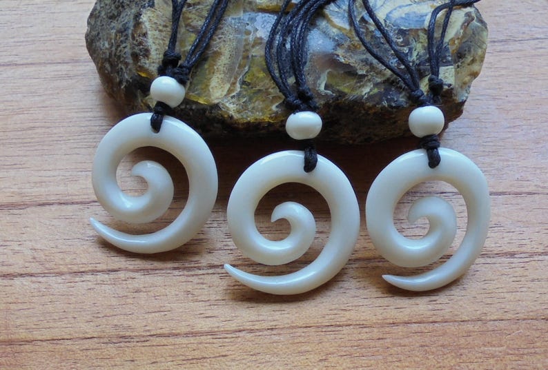 Collier en os en spirale Maori Koru, Pendentif en os, bijoux de sculpture en os Bali M10 image 5