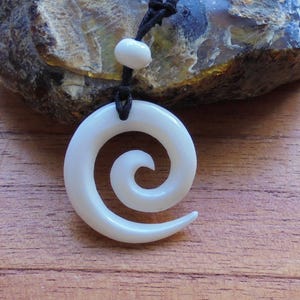 Collier en os en spirale Maori Koru, Pendentif en os, bijoux de sculpture en os Bali M10 image 4