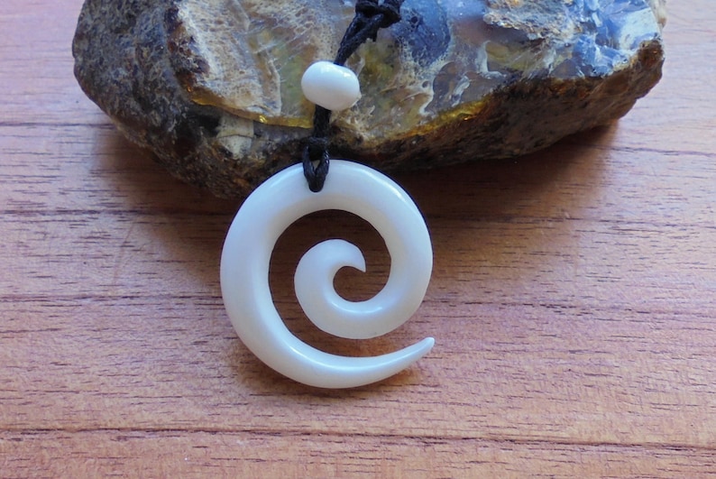 Collier en os en spirale Maori Koru, Pendentif en os, bijoux de sculpture en os Bali M10 image 4