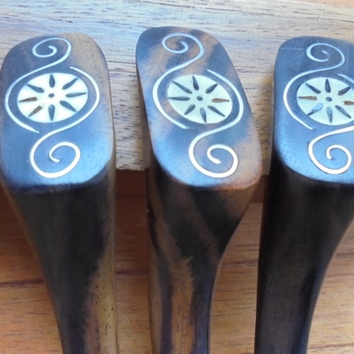 81stgeneration Collana Hei Matau in Stile Maori | Ciondolo in Osso Intagliato a Mano | Gioielli da Surfista da Donna e da Uomo | Collana Hawaii con Cordino Nero e Amo da