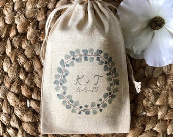 Set of 10 Personalized Wedding Favor Bags with Eucalyptus Wreath  - Custom Muslin Cotton Bags (Item 1852A)