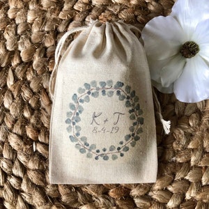 Set of 10 Personalized Wedding Favor Bags with Eucalyptus Wreath  - Custom Muslin Cotton Bags (Item 1852A)