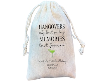 Peut inclure: Un sac en toile blanc avec le texte "HANGOVERS only last a day MEMORIES last forever" et une petite illustration d'un verre à margarita vert. Le sac comprend également le texte "Rachels 21st Birthday PEORIA, AZ JUNE 2025".