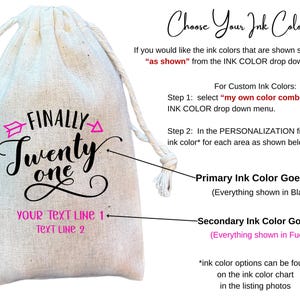 Puede incluir: Una bolsa blanca de cord&oacute;n con el texto "FINALLY Twenty one" en negro y rosa. La bolsa tiene dos l&iacute;neas para personalizar, "YOUR TEXT LINE 1" y "TEXT LINE 2".