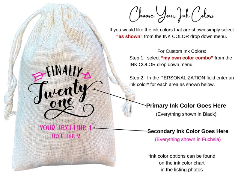 Puede incluir: Una bolsa blanca de cord&oacute;n con el texto "FINALLY Twenty one" en negro y rosa. La bolsa tiene dos l&iacute;neas para personalizar, "YOUR TEXT LINE 1" y "TEXT LINE 2".