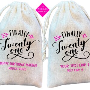 Puede incluir: Dos bolsas de algod&oacute;n blanco con cord&oacute;n de ajuste y texto negro que dice "Finalmente Veintiuno". Una bolsa tiene el texto "Feliz Cumplea&ntilde;os Mariah Marzo 2025" y la otra bolsa tiene el texto "Your Text Line 1 Text Line 2".
