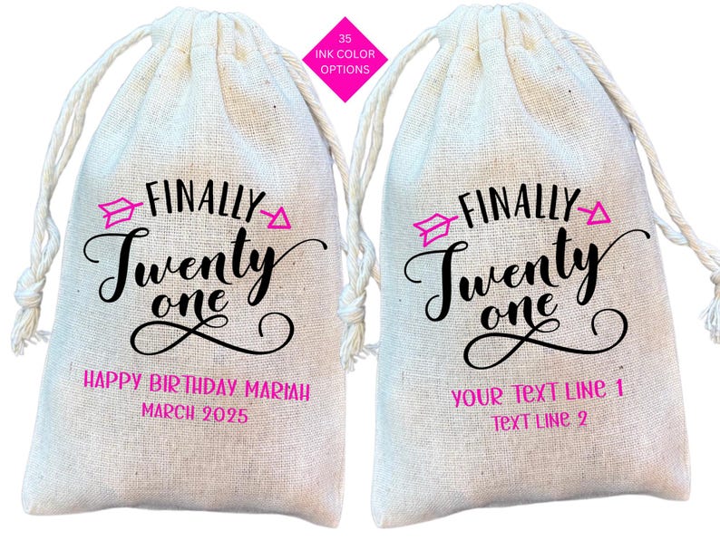 Puede incluir: Dos bolsas de algod&oacute;n blanco con cord&oacute;n de ajuste y texto negro que dice "Finalmente Veintiuno". Una bolsa tiene el texto "Feliz Cumplea&ntilde;os Mariah Marzo 2025" y la otra bolsa tiene el texto "Your Text Line 1 Text Line 2".
