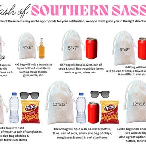 Puede incluir: Una gu&iacute;a para el tama&ntilde;o de las bolsas de cord&oacute;n con diferentes dimensiones, que muestra los art&iacute;culos que cada tama&ntilde;o puede contener. Las bolsas son blancas y los art&iacute;culos se muestran delante de cada bolsa. Los art&iacute;culos incluyen una lata de refresco, una botella de agua, una botella de licor, una bolsa de patatas fritas, gafas de sol y un paquete de chicle.