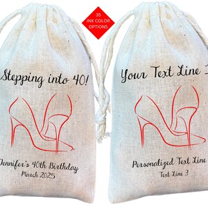 Peut inclure: Deux sacs en tissu blanc avec cordon de serrage et des illustrations de chaussures &agrave; talons hauts rouges. Un sac dit "Stepping into 40!" et "Jennifer's 40th Birthday March 2025". L'autre sac dit "Your Text Line 1" et "Personalized Text Line 2 Text Line 3".
