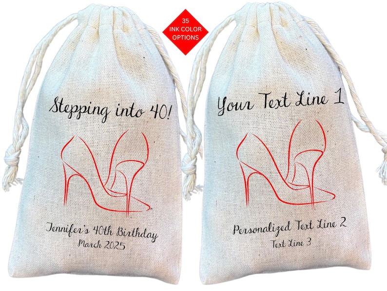 Peut inclure: Deux sacs en tissu blanc avec cordon de serrage et des illustrations de chaussures &agrave; talons hauts rouges. Un sac dit "Stepping into 40!" et "Jennifer's 40th Birthday March 2025". L'autre sac dit "Your Text Line 1" et "Personalized Text Line 2 Text Line 3".