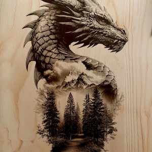 Puede incluir: Una detallada obra de arte pirograbada en madera que presenta la cabeza de un dragón con una escena de montaña y bosque. Las escamas y rasgos del dragón están intrincadamente representados en marrón oscuro sobre el fondo claro de la veta de la madera. Tema de fantasía.