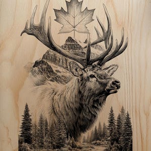 Könnte beinhalten: Detailreiche Holzbrandkunst mit einem majestätischen Elch mit großem Geweih, einem kanadischen Ahornblatt und einer Berglandschaft. Das Kunstwerk ist in Braun- und Schwarztönen gehalten und vor einem hellen Holzmaserungshintergrund platziert.