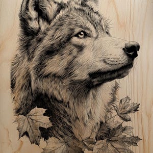 Może przedstawiać: Szczegółowe dzieło sztuki wypalone w drewnie, przedstawiające profil wilka, w odcieniach brązu i czerni. Wilk jest przedstawiony ze skomplikowanymi detalami futra i towarzyszy mu kilka szczegółowych liści klonu. Grafika znajduje się na jasnej drewnianej powierzchni.