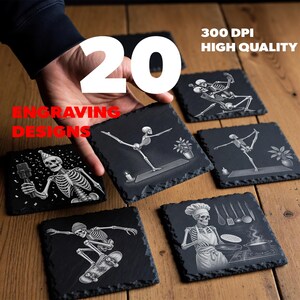 Peut inclure: Un ensemble de dessous de verre carrés en ardoise noire avec des illustrations de squelettes gravées au laser en blanc. Les motifs incluent un squelette faisant du yoga, du skateboard, cuisinant et prenant un selfie. Le texte 20 ENGRAVING DESIGNS 300 DPI HIGH QUALITY est visible.