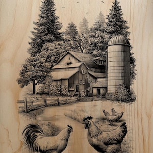 Puede incluir: Ilustración detallada en blanco y negro de una escena de granja sobre un fondo de madera. La imagen presenta una granja, un silo y gallinas. Dos gallos están en primer plano, con un camino que conduce a la granja.