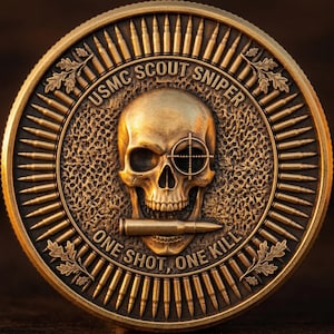 Puede incluir: Una moneda dorada con una calavera con una mira telescópica sobre un ojo y una bala en la boca. La moneda está rodeada de balas y el texto "USMC SCOUT SNIPER" y "ONE SHOT, ONE KILL".