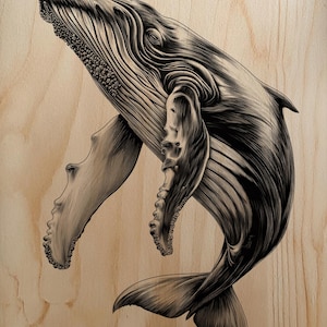 Puede incluir: Ilustración detallada en blanco y negro de una ballena jorobada sobre una superficie de madera. La ballena se representa en una pose dinámica, con su cuerpo curvado y aletas extendidas. La obra de arte muestra un intrincado trabajo de líneas, destacando la forma y textura de la ballena.