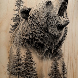 Puede incluir: Ilustración detallada al estilo de grabado en madera de un oso rugiendo con la boca abierta, sobre un fondo de pinos. El pelaje del oso está intrincadamente representado, y la obra de arte está sobre una superficie de madera clara.
