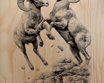 Potenti arieti bighorn che si allenano su Rocky Peak PNG per l'incisione laser su legno professionale, pirografia
