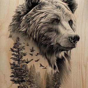 Può includere: Illustrazione dettagliata della testa di un orso, con una scena di foresta e uccelli in volo. L'opera è realizzata in bianco e nero, su uno sfondo di venature del legno, creando un contrasto sorprendente.