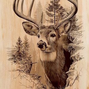 Könnte beinhalten: Detaillierte Illustration im Holzstichstil eines Hirsches mit großem Geweih, der aus einer Waldszene auftaucht. Das Kunstwerk weist komplizierte Linien auf, die einen strukturierten Effekt erzeugen. Die Farbpalette ist hauptsächlich braun und beige, was ihm ein rustikales Aussehen verleiht.