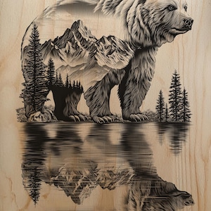Puede incluir: Tallado en madera detallado de un oso con una escena de montaña y bosque grabada en su silueta. El oso está de pie cerca de un lago, con su reflejo visible. La obra de arte está en tonos de negro y marrón.