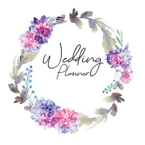 K&ouml;nnte beinhalten: Eine Aquarell-Illustration eines Blumenkranzes mit violetten, rosa und blauen Blumen. Der Text "Wedding Planner" steht in der Mitte des Kranzes.