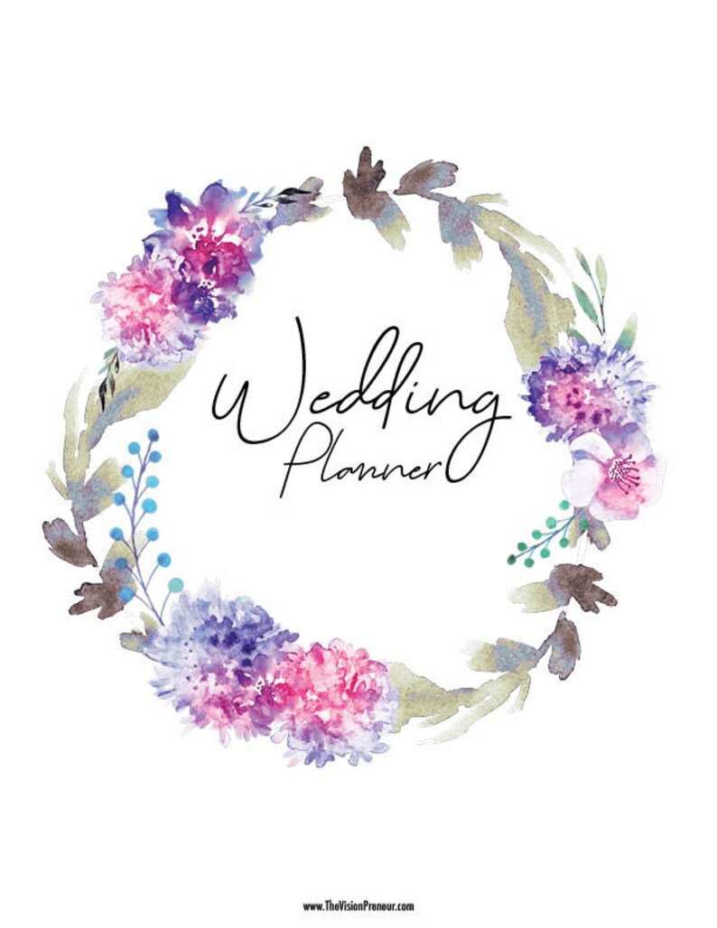 K&ouml;nnte beinhalten: Eine Aquarell-Illustration eines Blumenkranzes mit violetten, rosa und blauen Blumen. Der Text "Wedding Planner" steht in der Mitte des Kranzes.