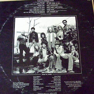 Pu&ograve; includere: Una foto in bianco e nero di una band, Tower of Power, con i membri della band in piedi davanti a un albero. I membri della band indossano tutti abiti casual e hanno i capelli lunghi. La foto &egrave; dalla copertina posteriore di un disco in vinile.
