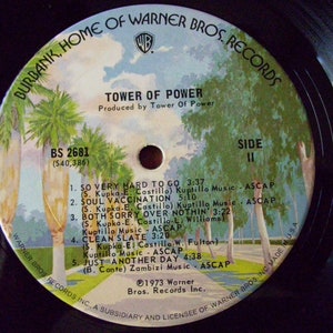 Pu&ograve; includere: Un disco in vinile nero con un'immagine colorata di palme e un cielo blu. Il disco &egrave; intitolato "Tower of Power" e presenta i titoli delle canzoni "So Very Hard to Go", "Soul Vaccination", "Both Sorry Over Nothin'", "Clean Slate", e "Just Another Day".