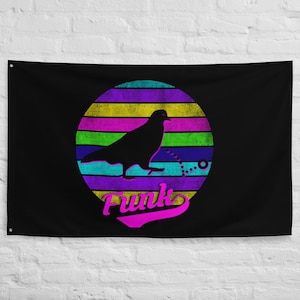 Könnte beinhalten: Eine schwarze Flagge mit einem bunten Retro-Sonnenuntergang-Design, das eine Silhouette eines Vogels zeigt, der kackt. Der Text "Funk" ist in Pink unter dem Sonnenuntergang geschrieben.