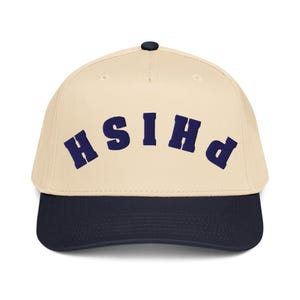 Könnte beinhalten: Eine weiße Keramik-Tasse mit schwarzem Henkel und dem Text "But First, Coffee" in fetter, schwarzer Schrift. Die Tasse steht vor einem verschwommenen Hintergrund. Die Tasse ist etwa 10 cm hoch.