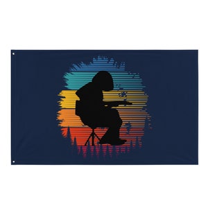 Peut inclure: Une silhouette d'une personne jouant de la guitare devant un coucher de soleil coloré avec des arbres au premier plan. L'arrière-plan est bleu foncé.