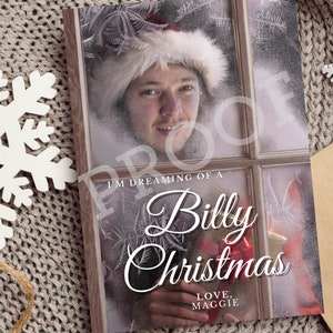 Peut inclure: Une couverture de livre sur le thème de Noël avec un homme portant un bonnet de Père Noël derrière une fenêtre givrée. Le texte dit "I'm dreaming of a Billy Christmas" avec "Love, Maggie" en dessous. Fond texturé neutre.