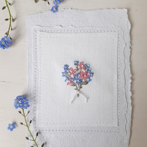 Carte postale myosotis cousue à la main, carte postale brodée myosotis, broderie florale originale