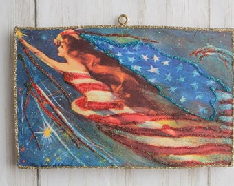 Americana Lady ~ Adorno patriótico del 4 de julio ~ Imagen de tarjeta vintage ~ Purpurina y madera ~ Decoración para árbol de Navidad