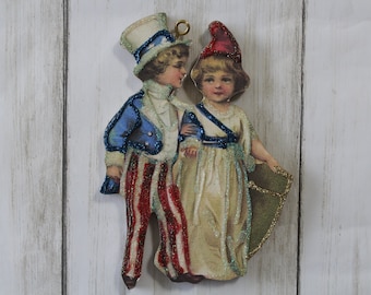 Niños disfrazados ~ Adorno patriótico del 4 de julio ~ Imagen de tarjeta vintage ~ Purpurina y madera ~ Decoración para árbol de Navidad P13